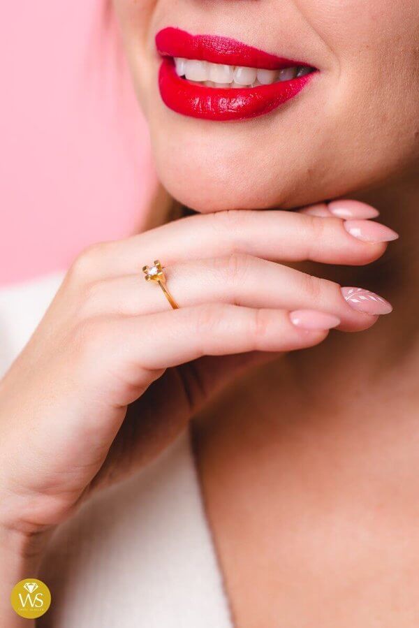 Uśmiechnięta kobieta z pierścionkiem na palcu